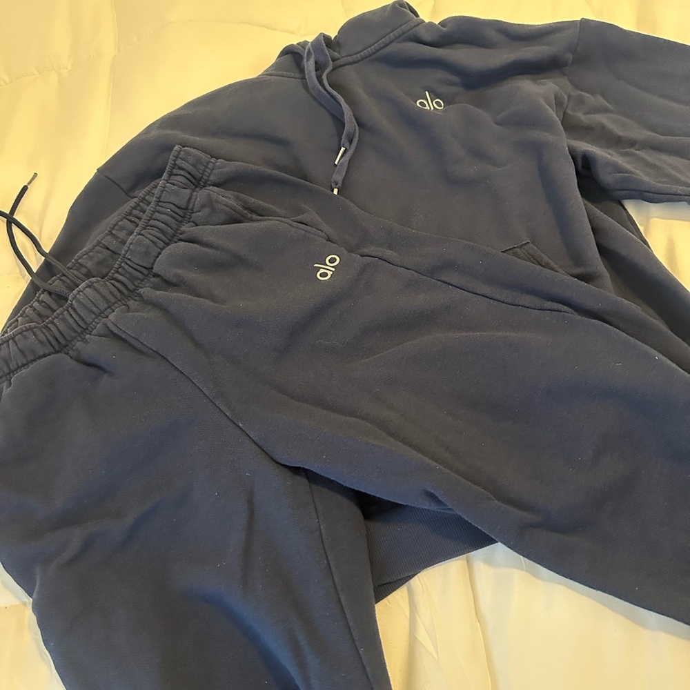 ALO Yoga Blue Joggers set - Picture 2 of 6